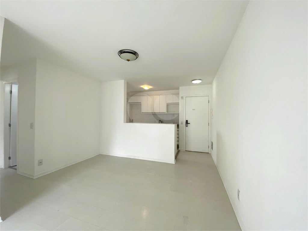 Descubra este apartamento de 70m² com 3 dormitórios, sendo 1 suíte, e 2 vagas de garagem, ideal para famílias que buscam conforto e praticidade no Morumbi, São Paulo.