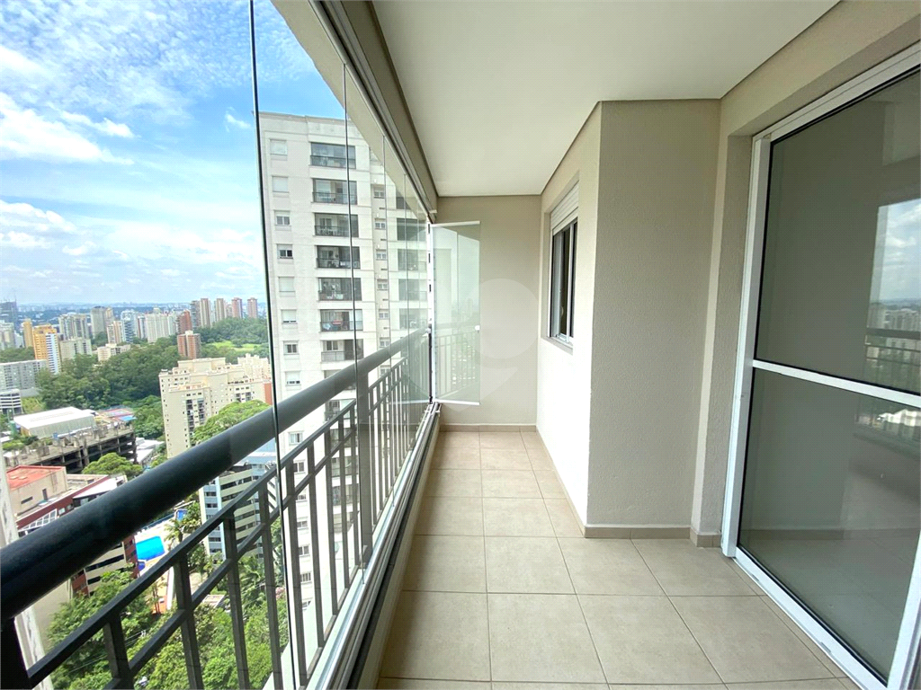 Descubra este apartamento de 70m² com 3 dormitórios, sendo 1 suíte, e 2 vagas de garagem, ideal para famílias que buscam conforto e praticidade no Morumbi, São Paulo.