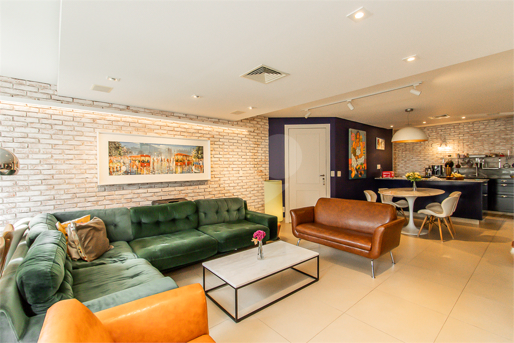 Apartamento de 3 suítes em condomínio Clube na Vila Olímpia