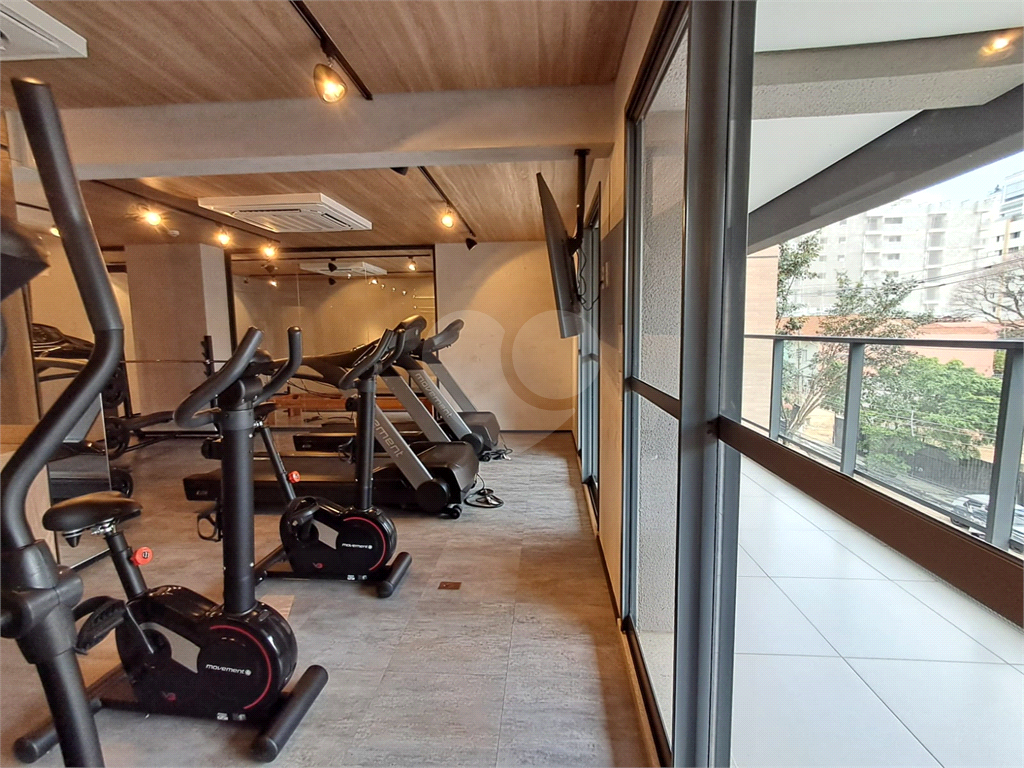 Studio todo mobiliado de 26m² decoração sofisticada Pinheiros