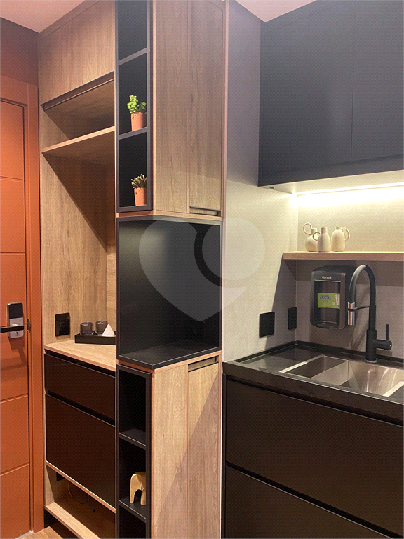 Studio mobiliado de 26m² decoração sofisticada Pinheiros