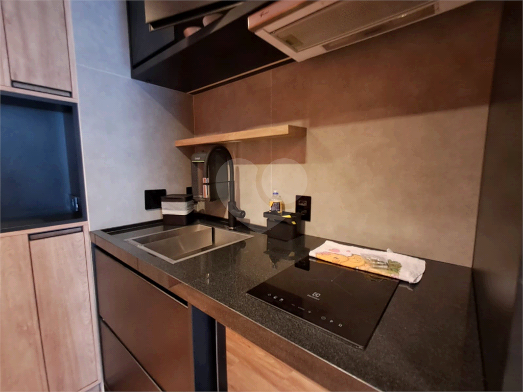 Studio todo mobiliado de 26m² decoração sofisticada Pinheiros