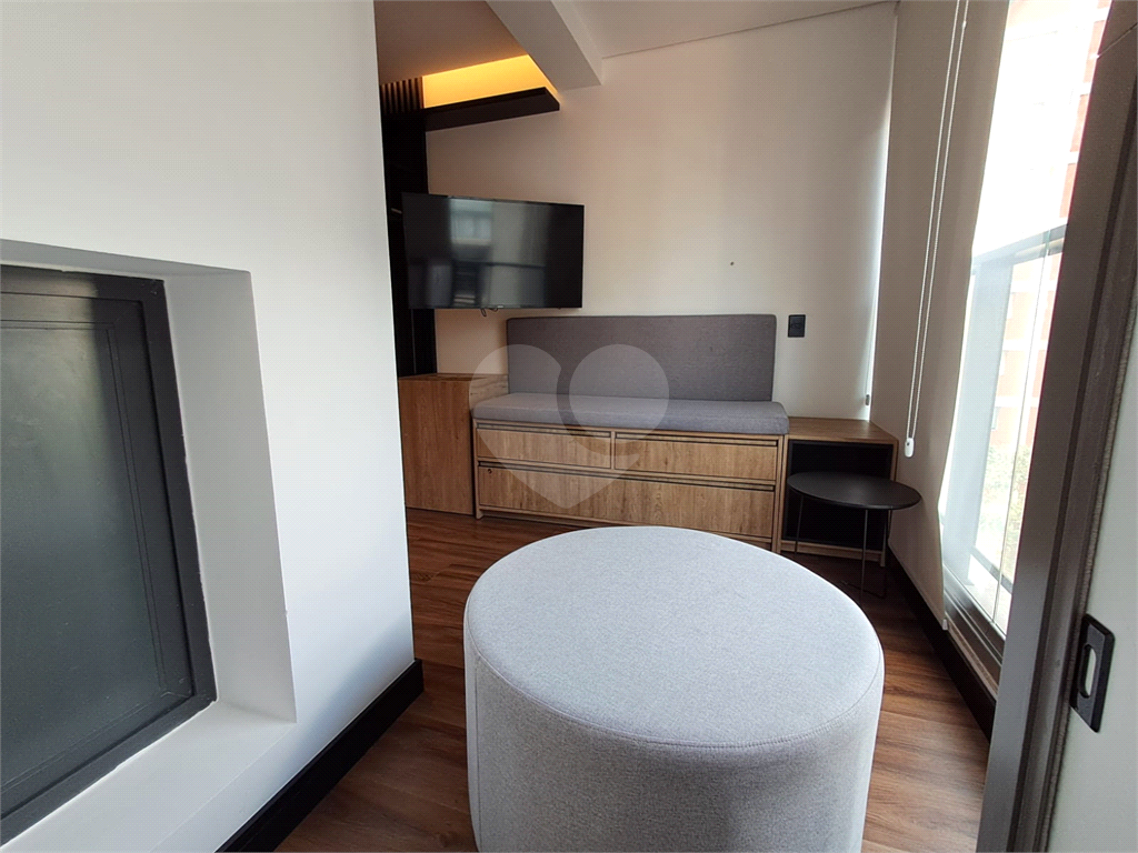 Studio todo mobiliado de 26m² decoração sofisticada Pinheiros