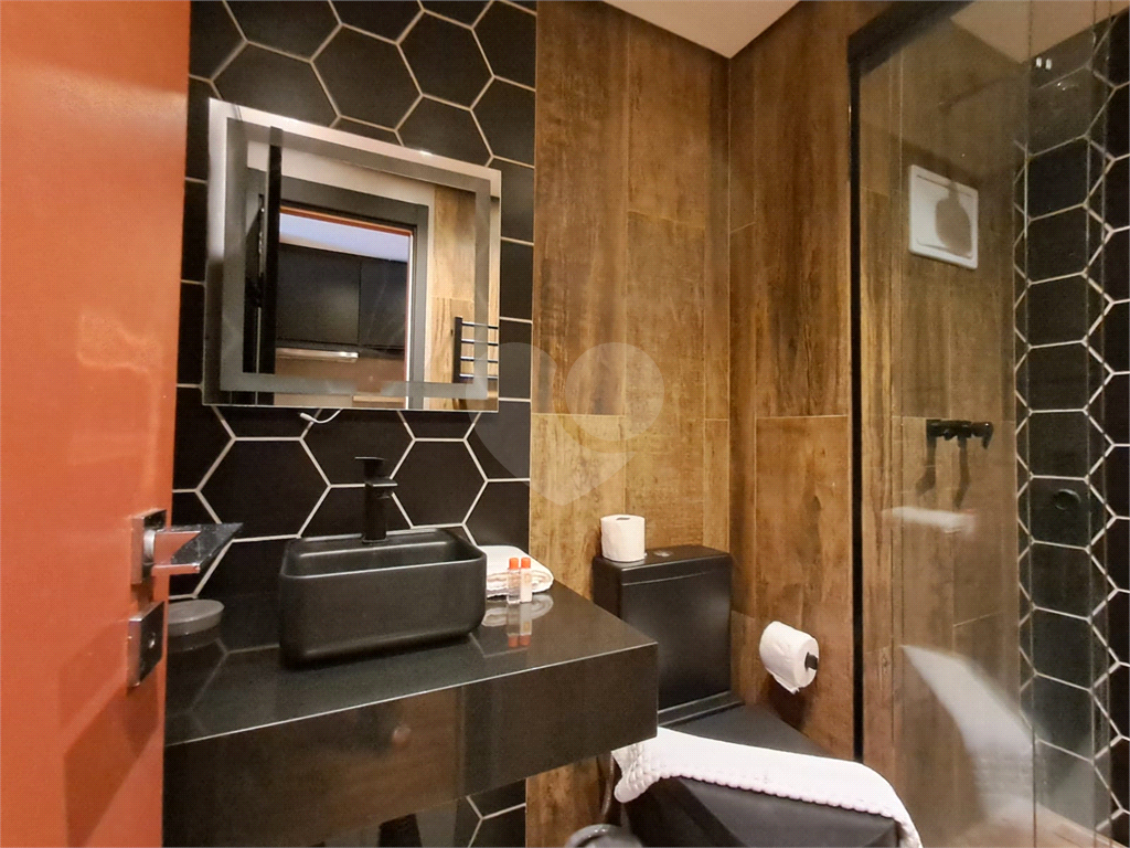 Studio todo mobiliado de 26m² decoração sofisticada Pinheiros