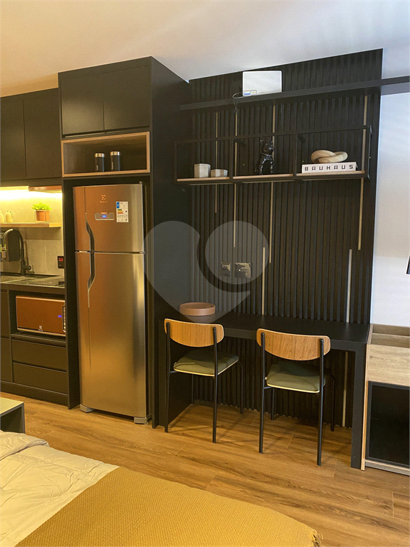 Studio mobiliado de 26m² decoração sofisticada Pinheiros