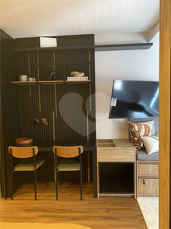 Studio mobiliado de 26m² decoração sofisticada Pinheiros
