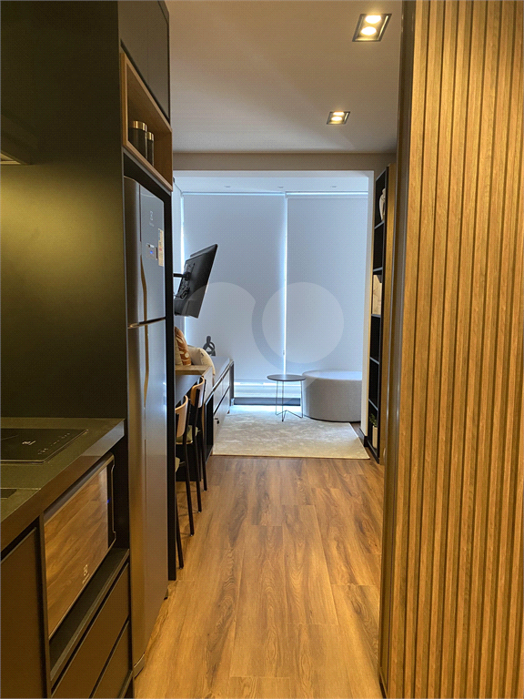 Studio mobiliado de 26m² decoração sofisticada Pinheiros