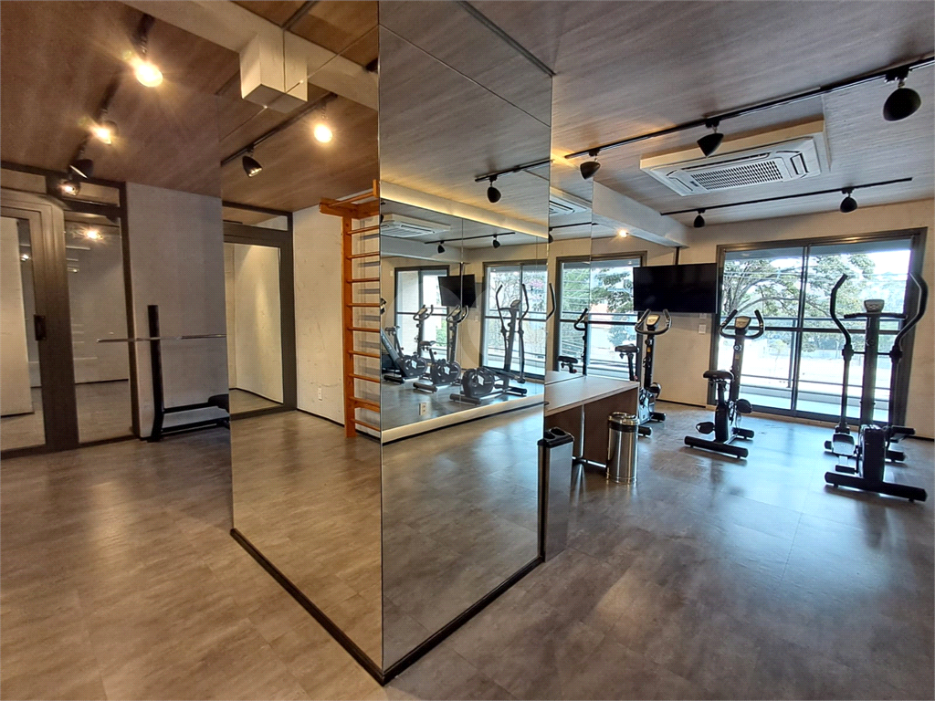 Studio todo mobiliado de 26m² decoração sofisticada Pinheiros