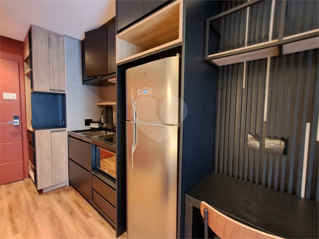 Studio todo mobiliado de 26m² decoração sofisticada Pinheiros