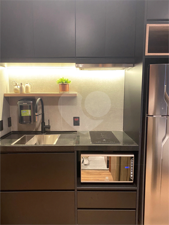 Studio mobiliado de 26m² decoração sofisticada Pinheiros