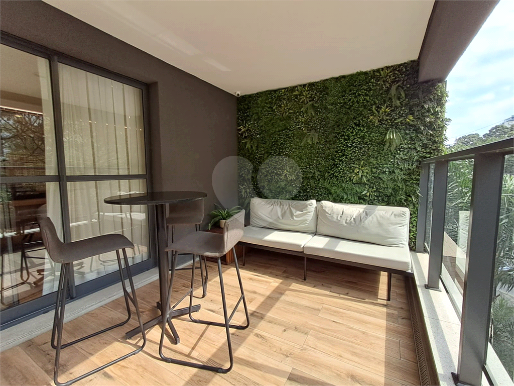 Studio todo mobiliado de 26m² decoração sofisticada Pinheiros