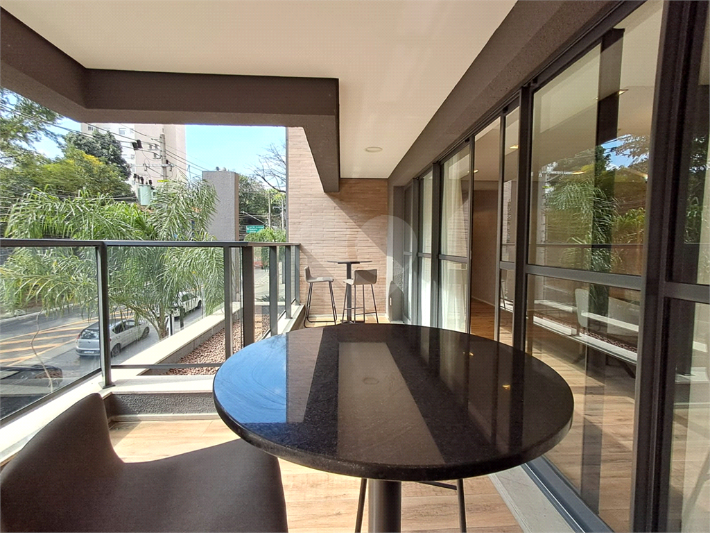 Studio todo mobiliado de 26m² decoração sofisticada Pinheiros