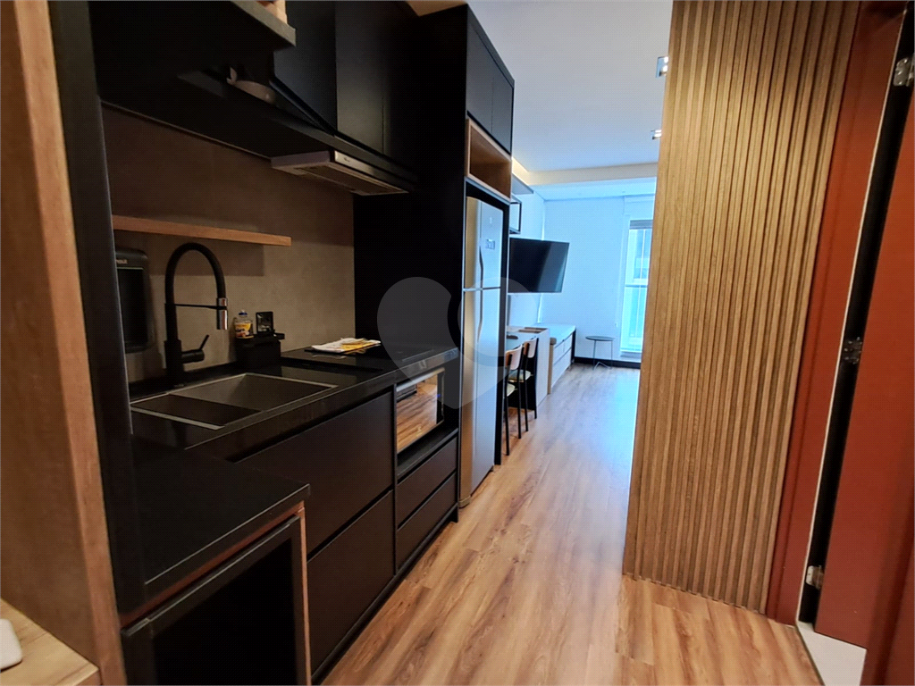 Studio todo mobiliado de 26m² decoração sofisticada Pinheiros