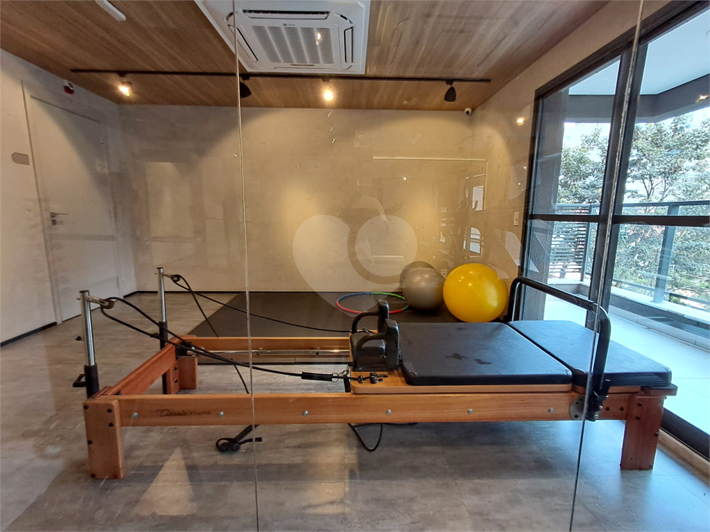 Studio todo mobiliado de 26m² decoração sofisticada Pinheiros