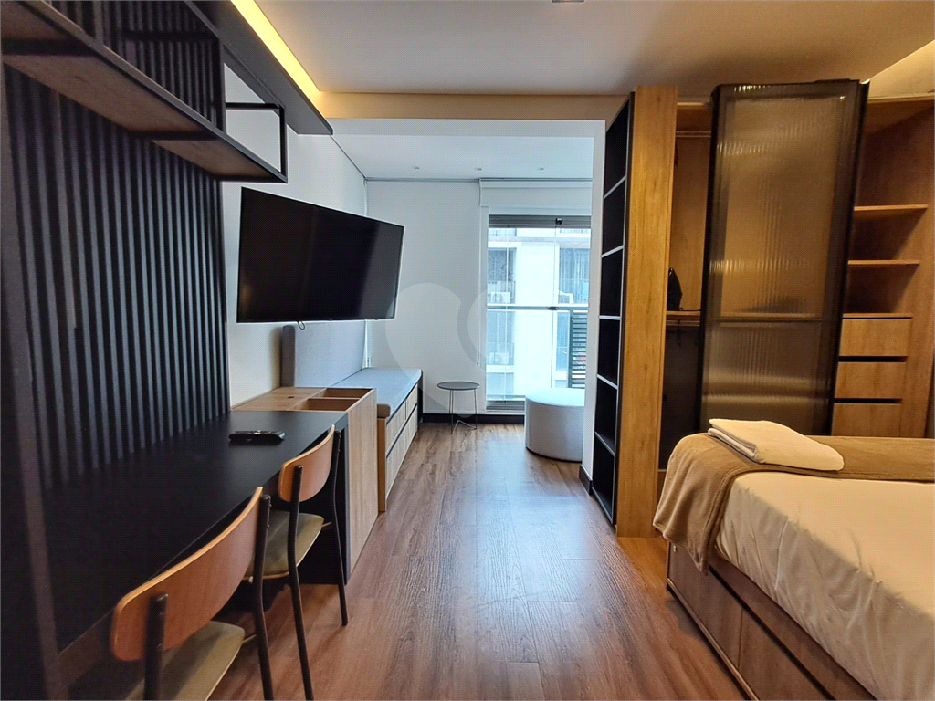 Studio todo mobiliado de 26m² decoração sofisticada Pinheiros