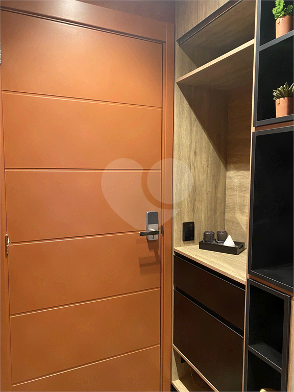 Studio mobiliado de 26m² decoração sofisticada Pinheiros
