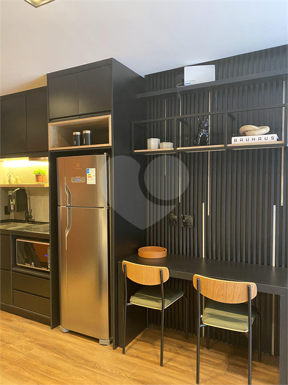 Studio mobiliado de 26m² decoração sofisticada Pinheiros