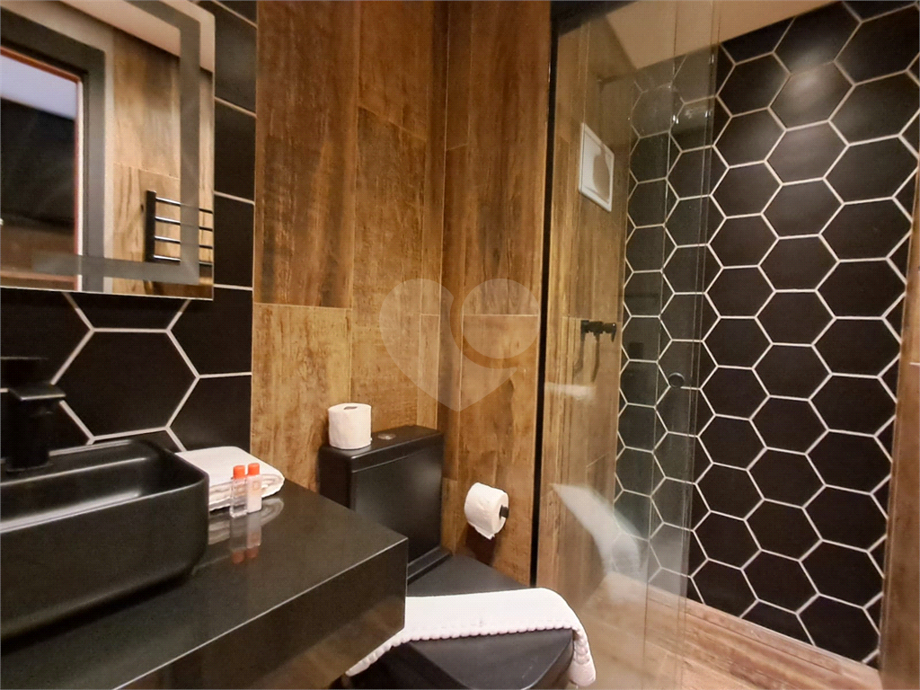 Studio todo mobiliado de 26m² decoração sofisticada Pinheiros