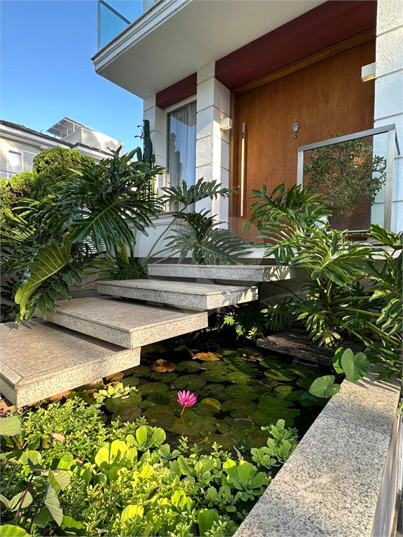 Linda casa a venda no Condomínio Reserva Nova Cantareira. Decoração Moderna ! Imóvel com 3 suítes completas, 6 vagas de garagem.