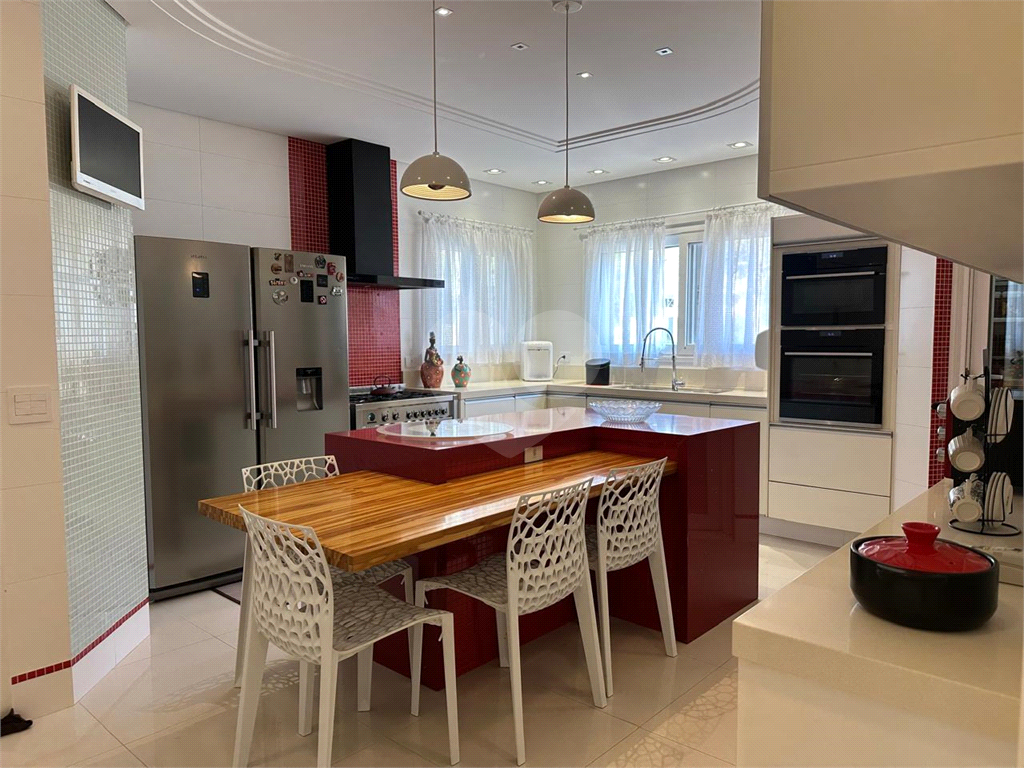 Linda casa a venda no Condomínio Reserva Nova Cantareira. Decoração Moderna ! Imóvel com 3 suítes completas, 6 vagas de garagem.