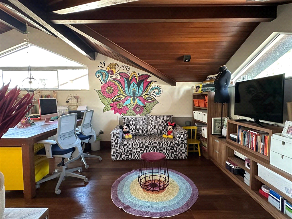 Linda casa a venda no Condomínio Reserva Nova Cantareira. Decoração Moderna ! Imóvel com 3 suítes completas, 6 vagas de garagem.