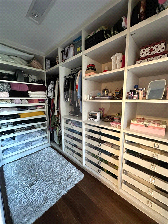 Linda casa a venda no Condomínio Reserva Nova Cantareira. Decoração Moderna ! Imóvel com 3 suítes completas, 6 vagas de garagem.