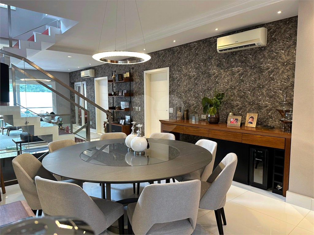 Linda casa a venda no Condomínio Reserva Nova Cantareira. Decoração Moderna ! Imóvel com 3 suítes completas, 6 vagas de garagem.