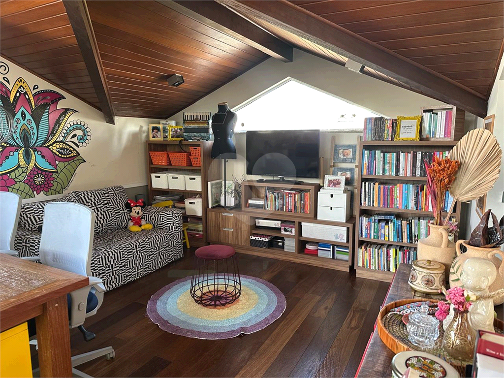 Linda casa a venda no Condomínio Reserva Nova Cantareira. Decoração Moderna ! Imóvel com 3 suítes completas, 6 vagas de garagem.