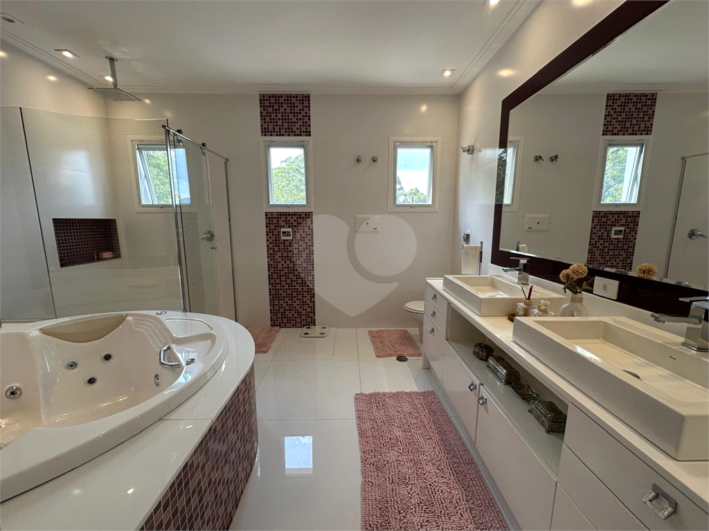 Linda casa a venda no Condomínio Reserva Nova Cantareira. Decoração Moderna ! Imóvel com 3 suítes completas, 6 vagas de garagem.