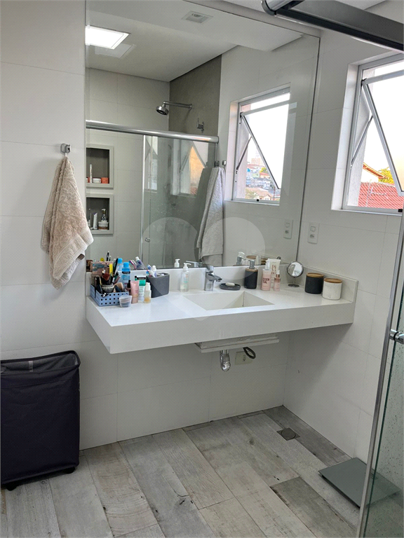 Sobrado com Piscina, 3 suites e 3 vagas