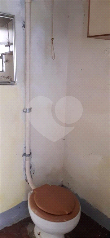 Imóvel com duas casas construídas, totalizando 96 m², na Rua Tanque Velho.