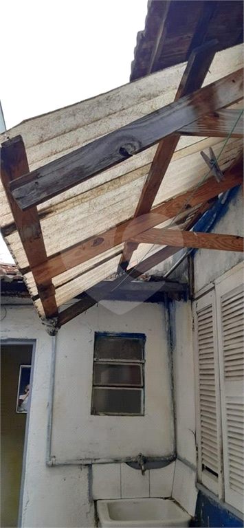 Imóvel com duas casas construídas, totalizando 96 m², na Rua Tanque Velho.