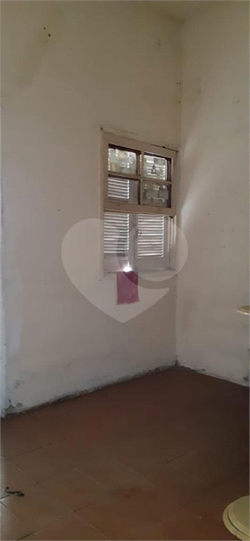Imóvel com duas casas construídas, totalizando 96 m², na Rua Tanque Velho.