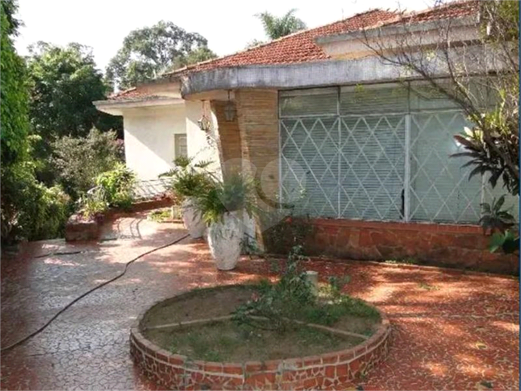 Casa no Jardim São Bento com 4 quartos / 2 suítes / 519 m²
