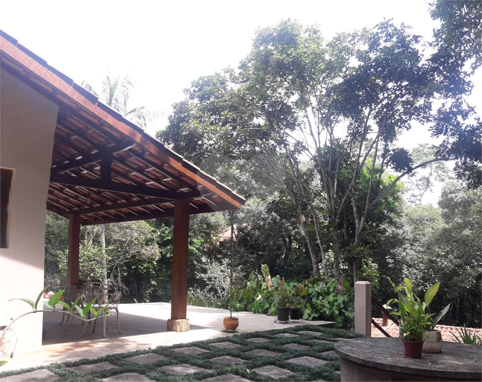 Casa de 260m² de área construída (em 2005) e de 2.870 de terreno em condomínio fechado Granja Viana