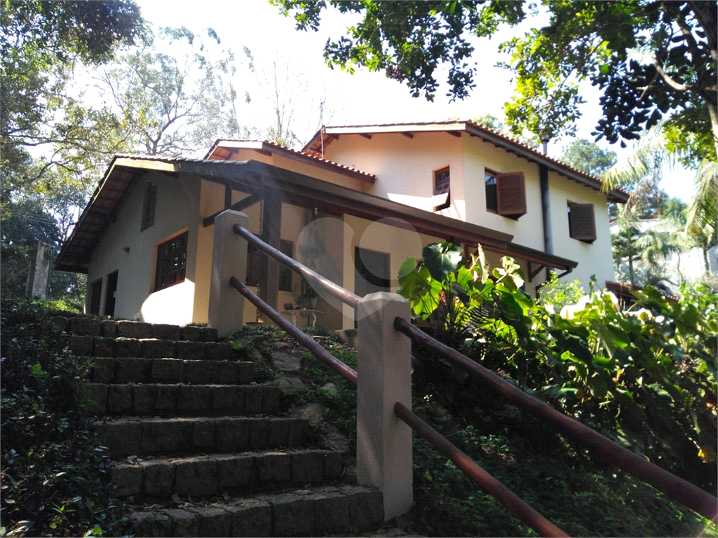 Casa de 260m² de área construída (em 2005) e de 2.870 de terreno em condomínio fechado Granja Viana