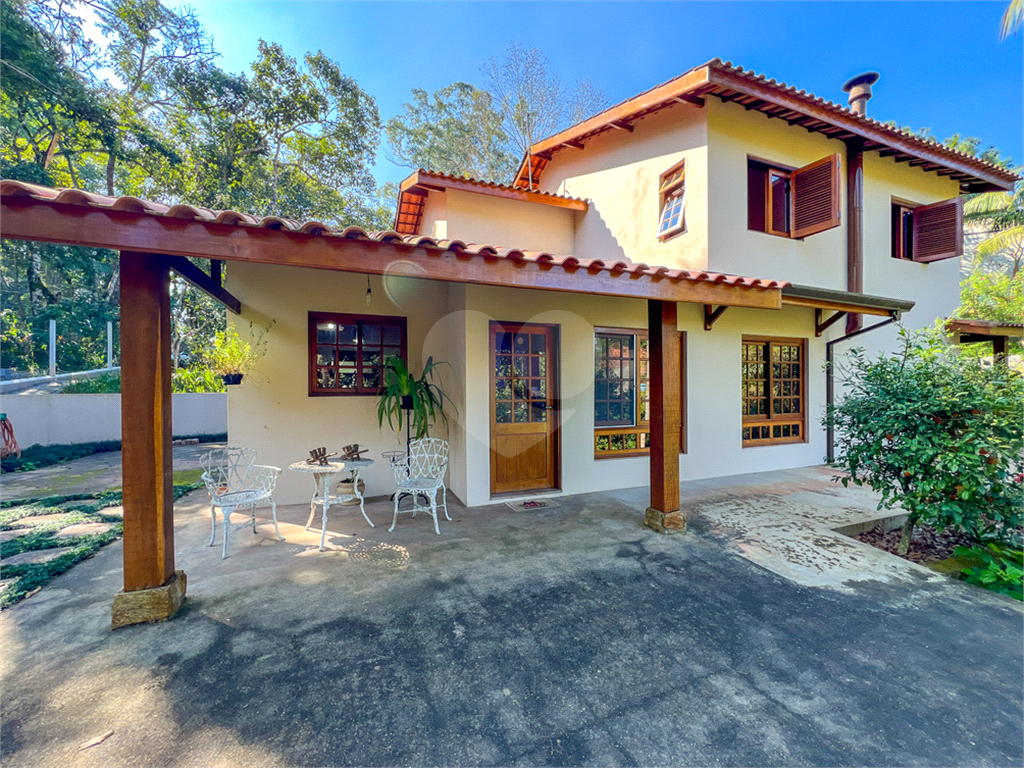 Casa de 260m² de área construída (em 2005) e de 2.870 de terreno em condomínio fechado Granja Viana