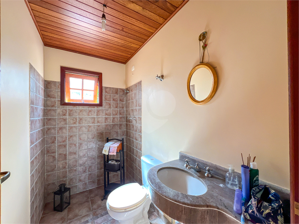 Casa de 260m² de área construída (em 2005) e de 2.870 de terreno em condomínio fechado Granja Viana