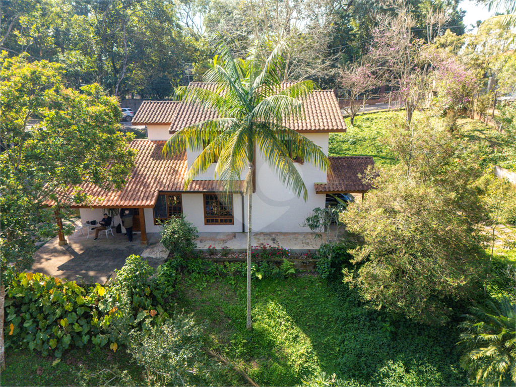 Casa de 260m² de área construída (em 2005) e de 2.870 de terreno em condomínio fechado Granja Viana