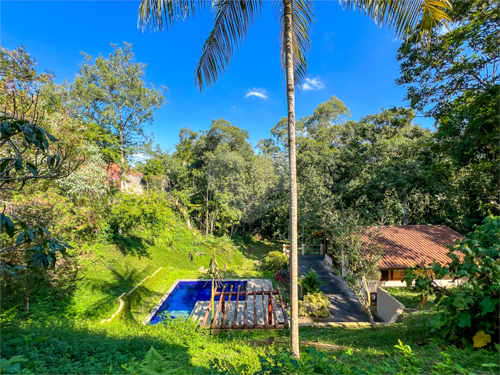 Casa de 260m² de área construída (em 2005) e de 2.870 de terreno em condomínio fechado Granja Viana
