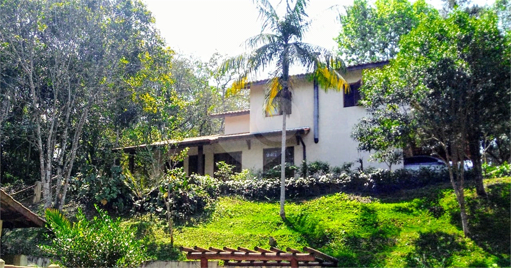 Casa de 260m² de área construída (em 2005) e de 2.870 de terreno em condomínio fechado Granja Viana