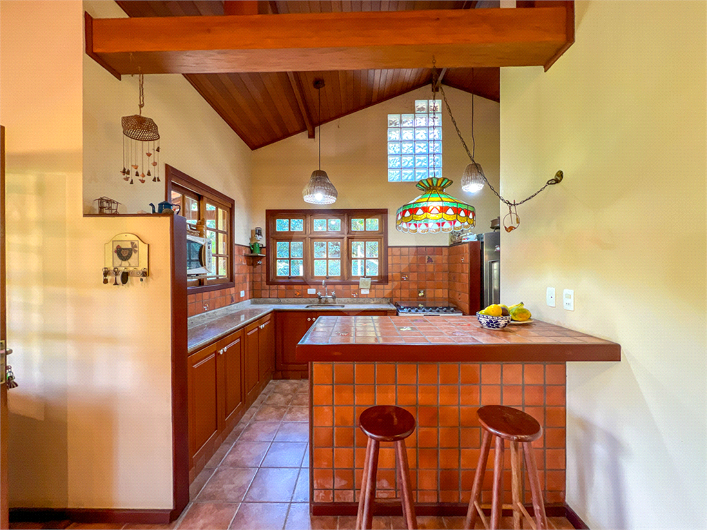 Casa de 260m² de área construída (em 2005) e de 2.870 de terreno em condomínio fechado Granja Viana