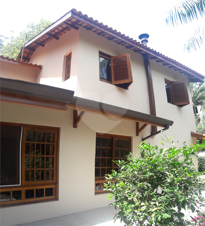 Casa de 260m² de área construída (em 2005) e de 2.870 de terreno em condomínio fechado Granja Viana