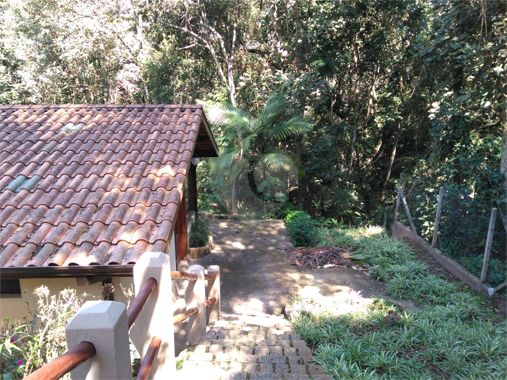 Casa de 260m² de área construída (em 2005) e de 2.870 de terreno em condomínio fechado Granja Viana