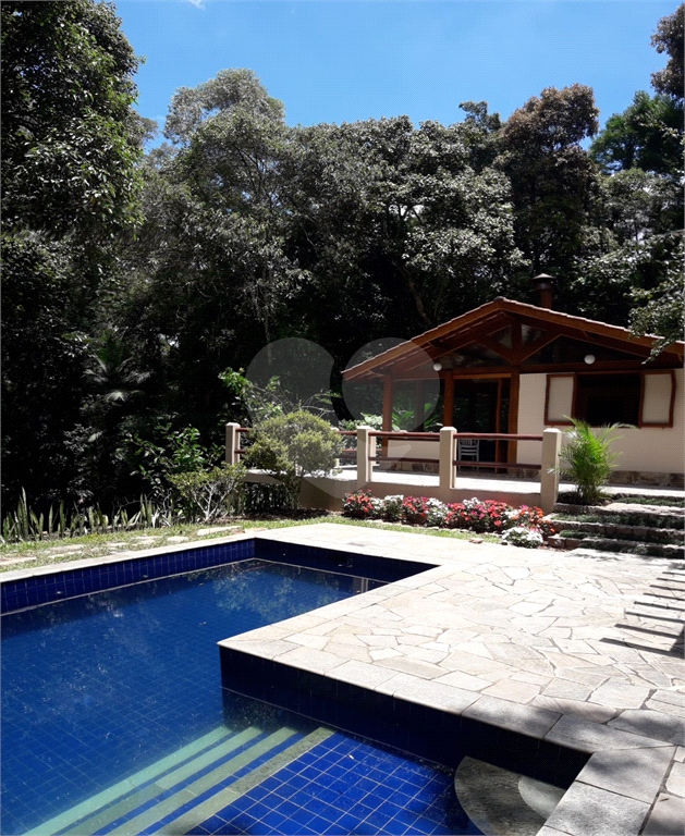 Casa de 260m² de área construída (em 2005) e de 2.870 de terreno em condomínio fechado Granja Viana