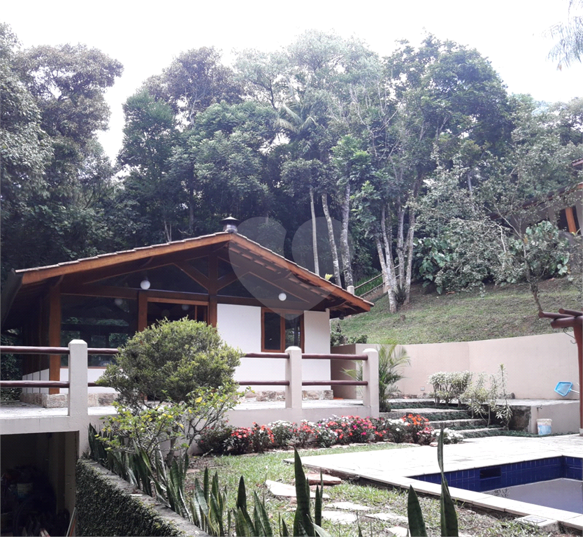 Casa de 260m² de área construída (em 2005) e de 2.870 de terreno em condomínio fechado Granja Viana