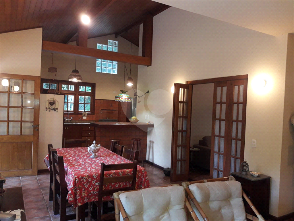 Casa de 260m² de área construída (em 2005) e de 2.870 de terreno em condomínio fechado Granja Viana