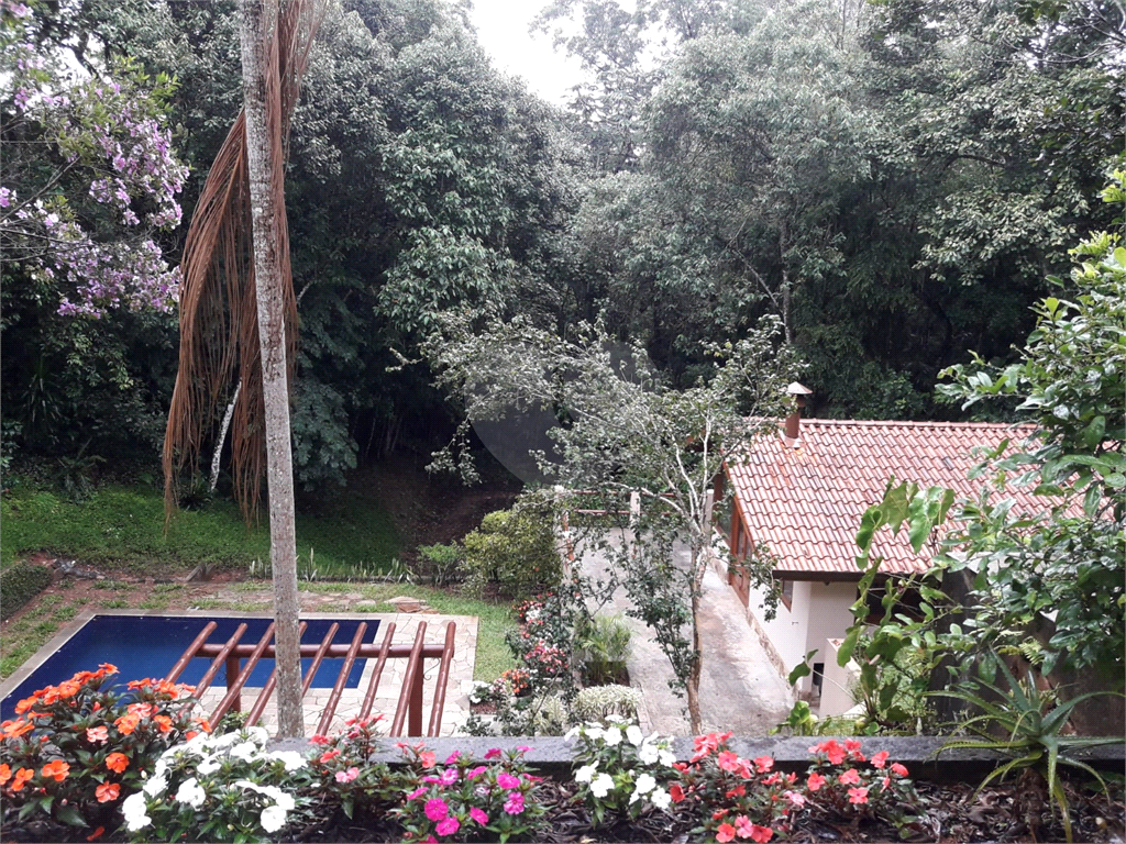 Casa de 260m² de área construída (em 2005) e de 2.870 de terreno em condomínio fechado Granja Viana