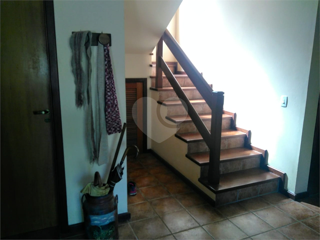 Casa de 260m² de área construída (em 2005) e de 2.870 de terreno em condomínio fechado Granja Viana