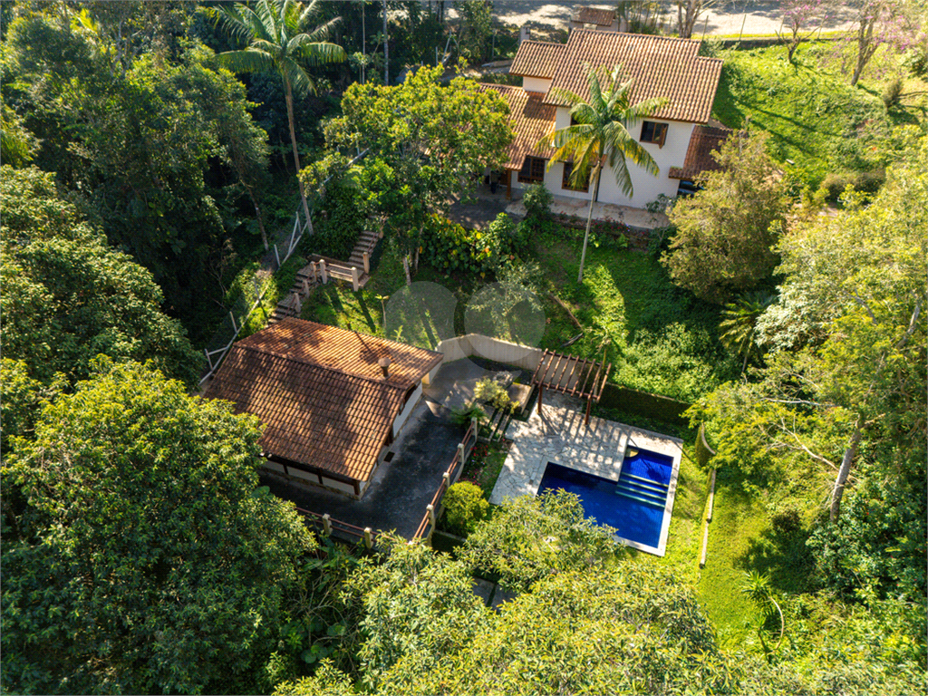 Casa de 260m² de área construída (em 2005) e de 2.870 de terreno em condomínio fechado Granja Viana